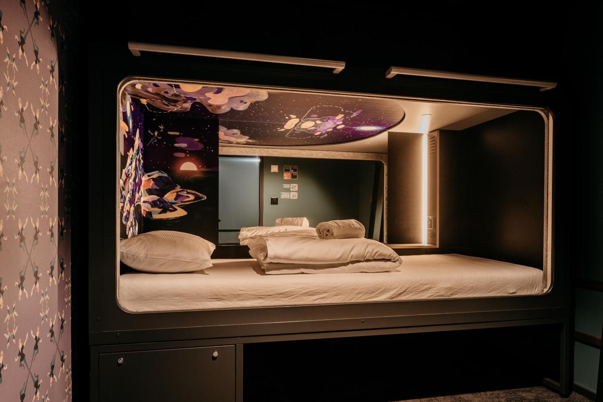 Capsule Hotel - Lucerne Old Town Exteriör bild